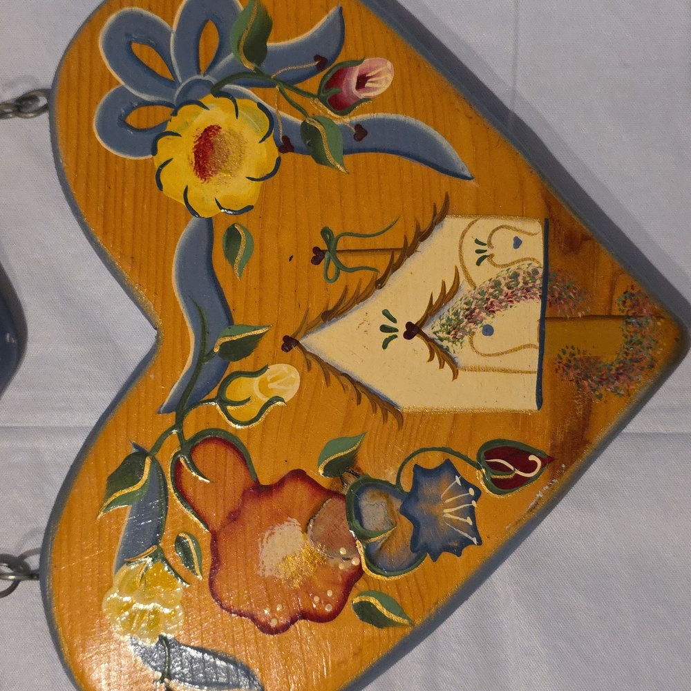 J.D.I. Inc. Handpainted Handmade Heart-Shaped Wall Door Hanging Famhouse Cottage - Picture 2 of 7